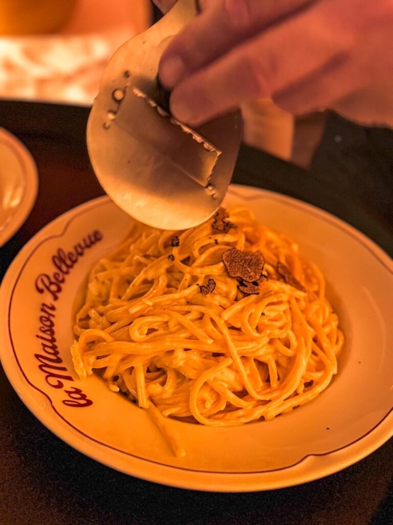 Photo du mythique plat de pâtes cuisinées directement dans la meule de parmesan, quelques copeaux de truffe y sont ajouter.