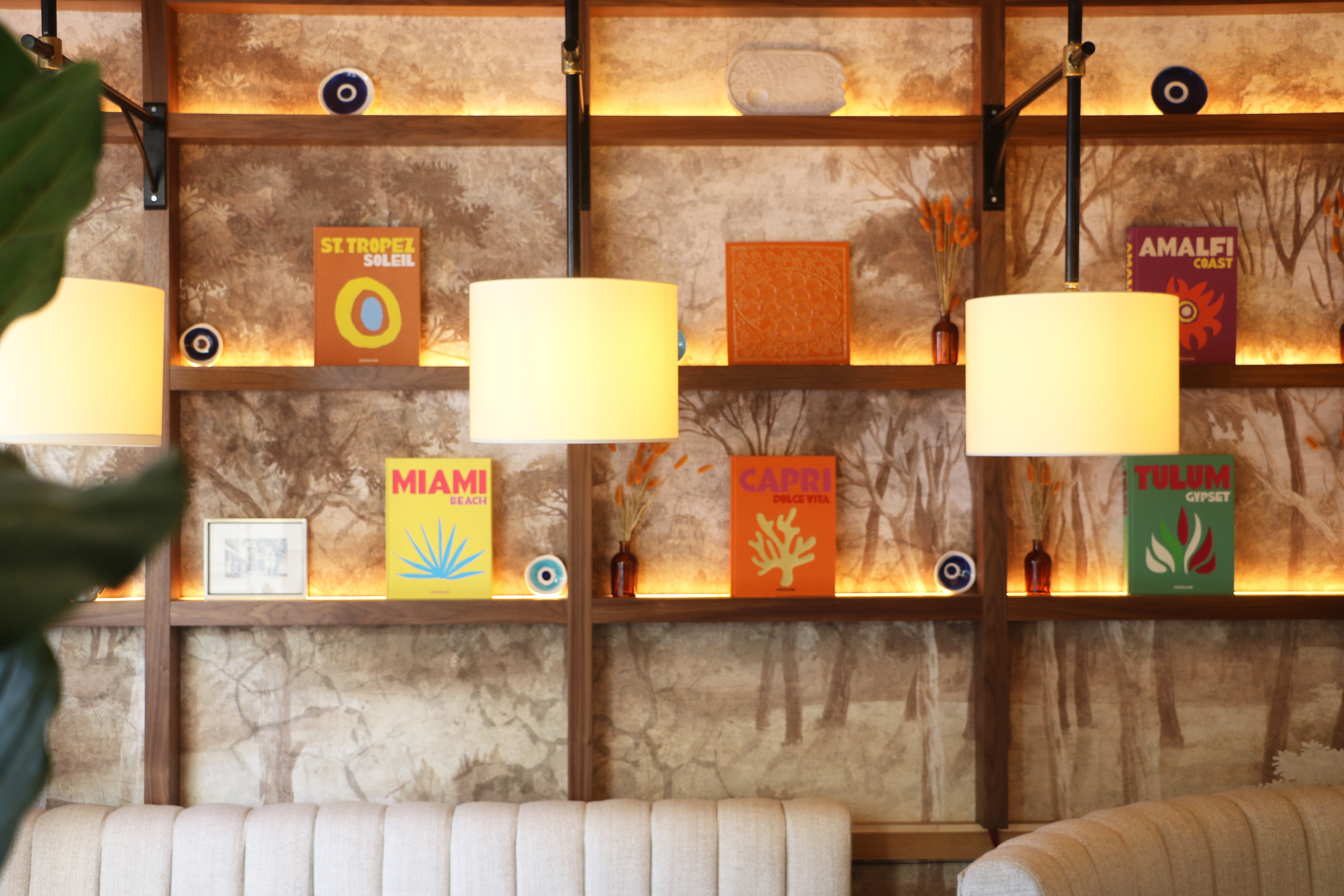 Photo de l'interieur du restaurant La Maison Bellevue, présentant la bibliothèque et les souvenirs des voyages autours de la Méditerranée, thématique de la carte du restaurant.